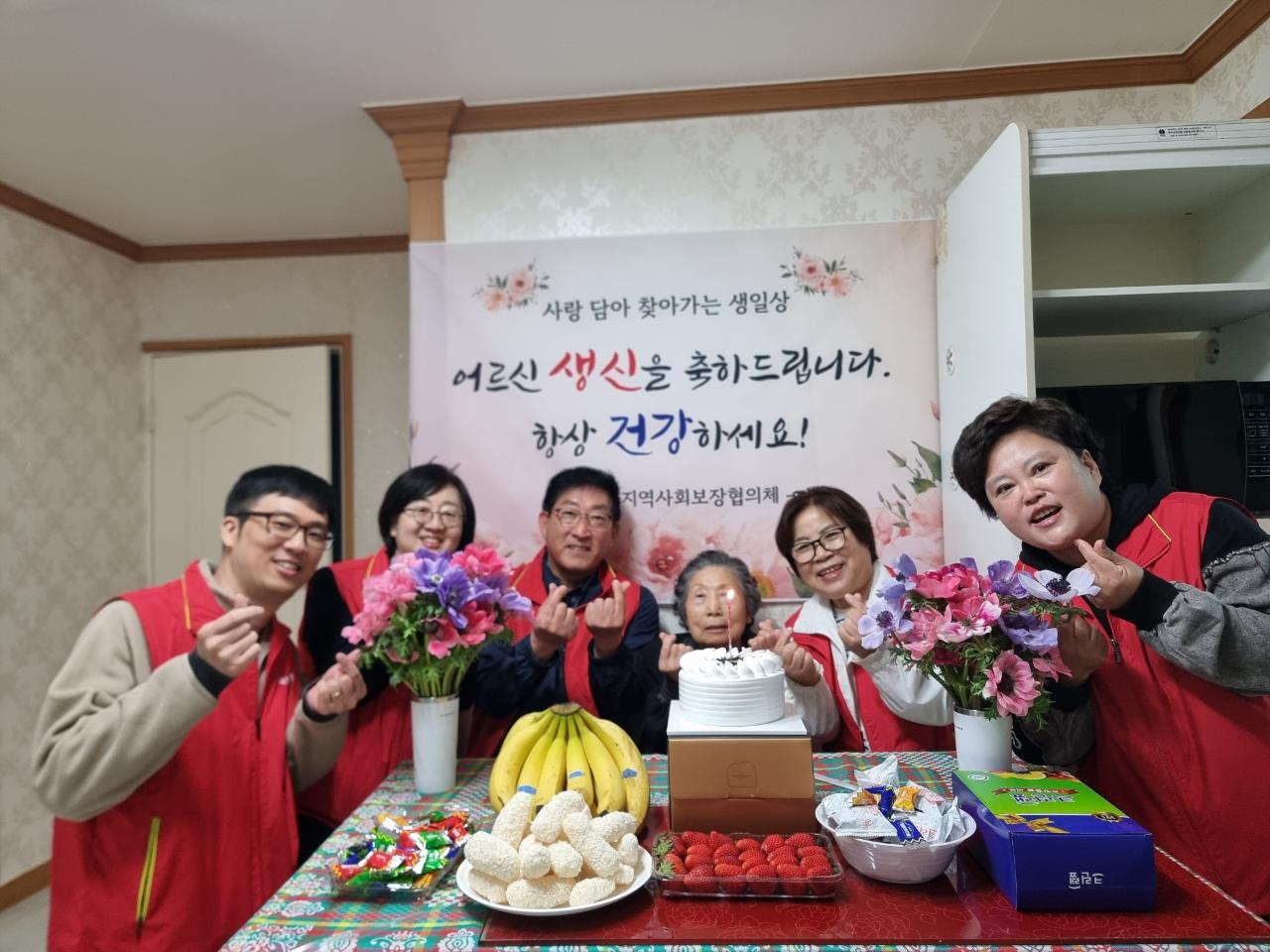 대월면 지역사회보장협의체, ‘사랑 담아 찾아가는 생일상’ 추진