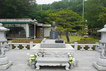 월전 미술관 동상 사진